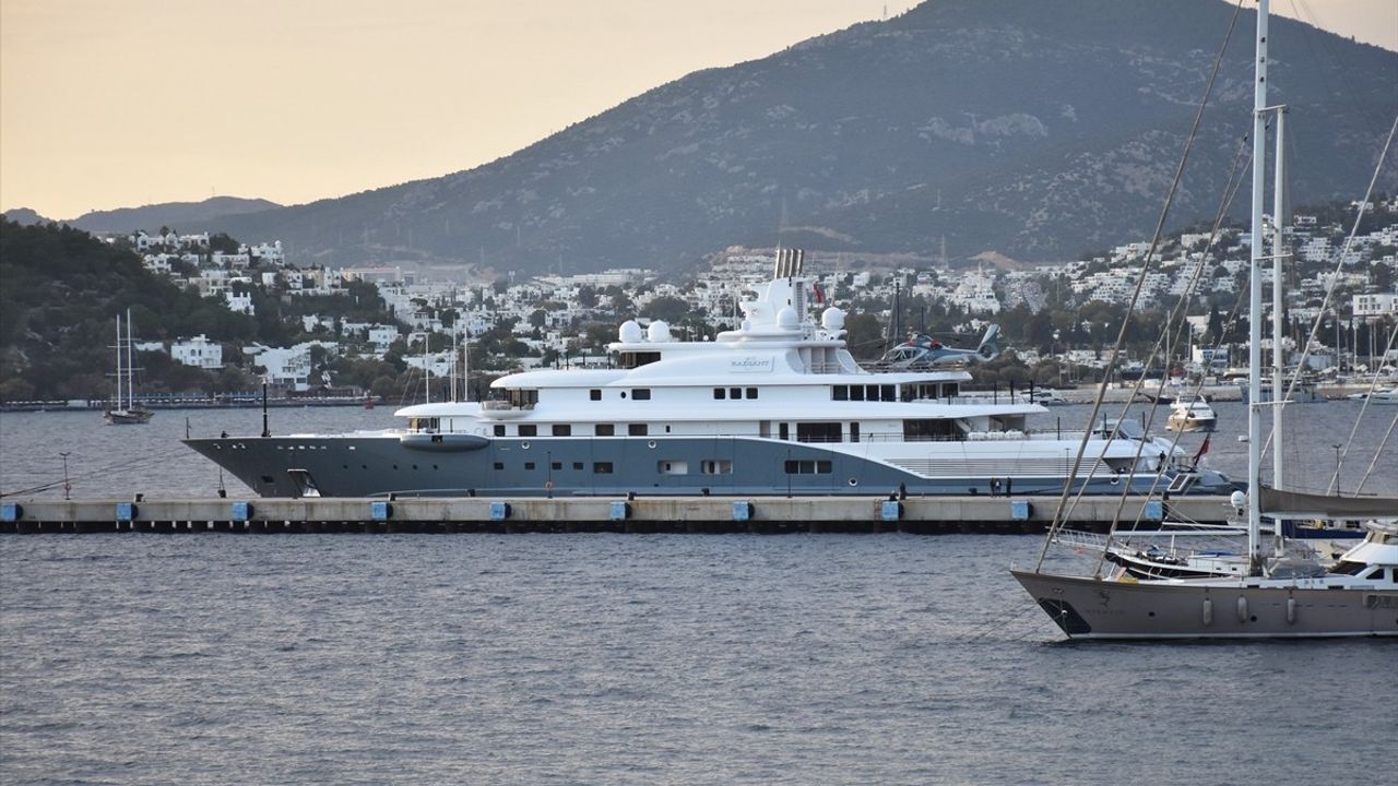 Bodrum'da Mega Yat 'Radiant' Yakıt İkmaline Tabi Tutuldu