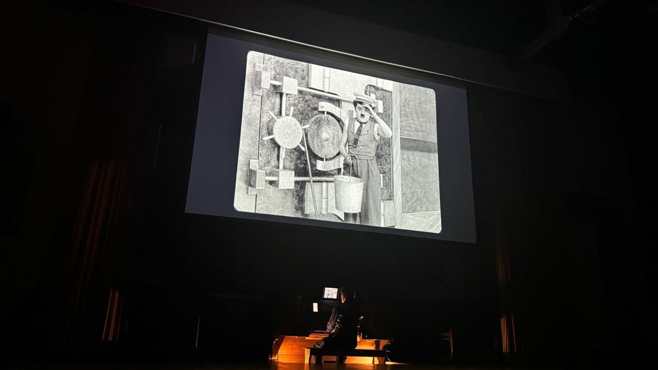 Boğaziçi Üniversitesi'nde Charlie Chaplin Filmleri Canlı Müzik Eşliğinde Gösterildi