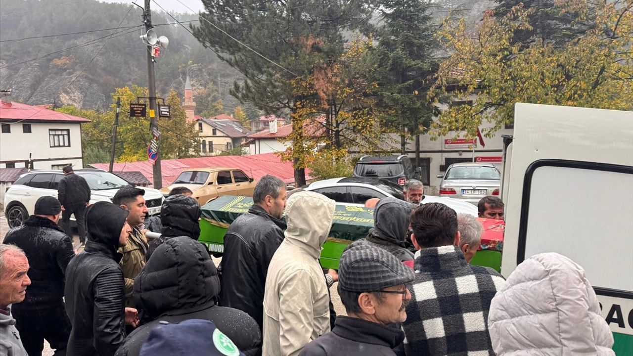 Bolu'da Eşi Tarafından Öldürülen Kadın Defnedildi