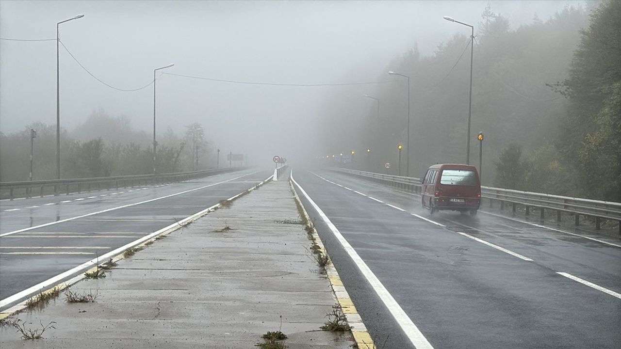 Bolu Dağı'nda Sis ve Sağanak Yağış Ulaşımı Olumsuz Etkiliyor