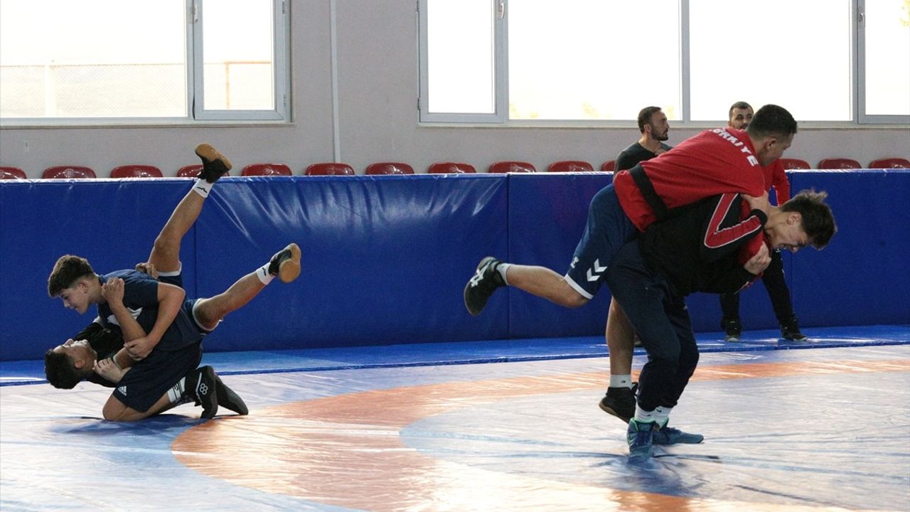 Bolu'daki Genç Grekoromen Güreşçiler, Balkan Şampiyonası'na Hazırlanıyor