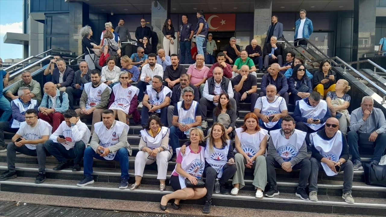Buca Belediyesi Çalışanları 5 Aydır Maaş Alamıyor, Eylem Düzenlediler