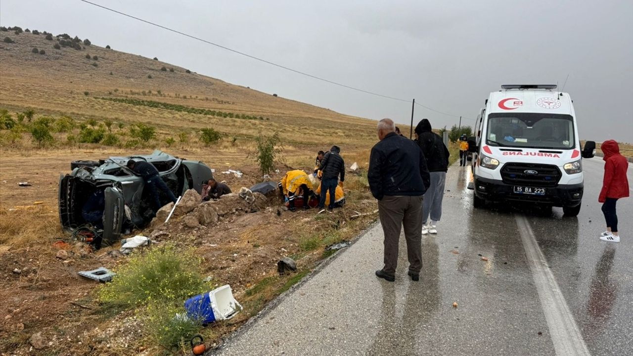 Burdur'da Otomobil Devrildi: 5 Yaralı