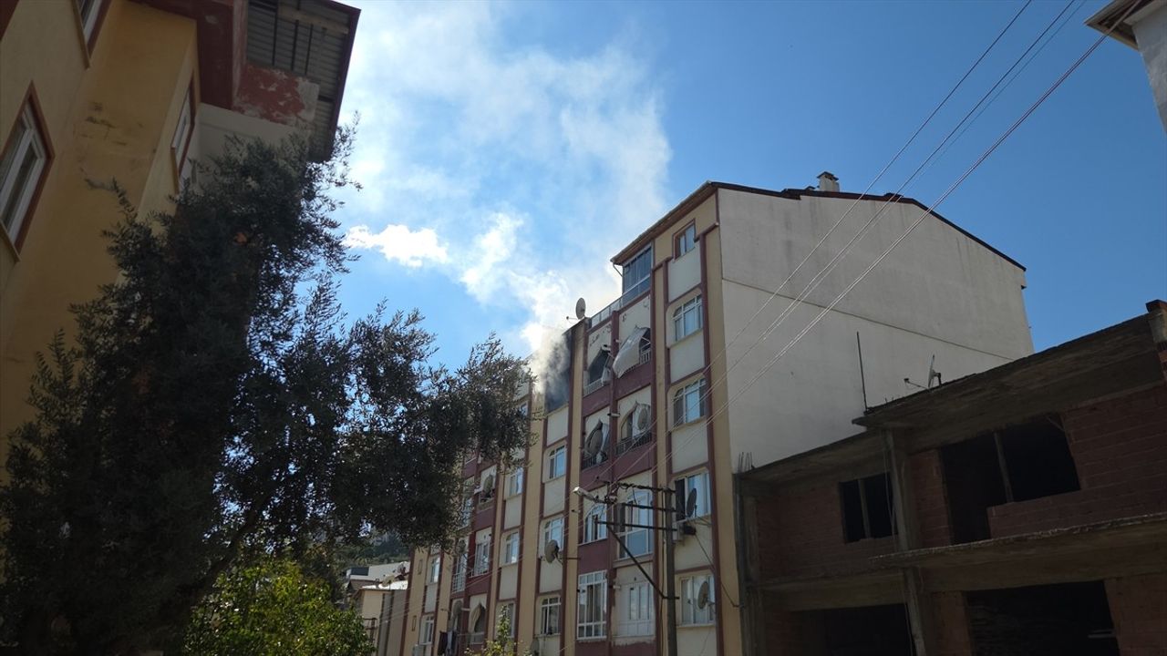 Bursa'da 5 Katlı Apartmanda Yangın Kontrol Altına Alındı