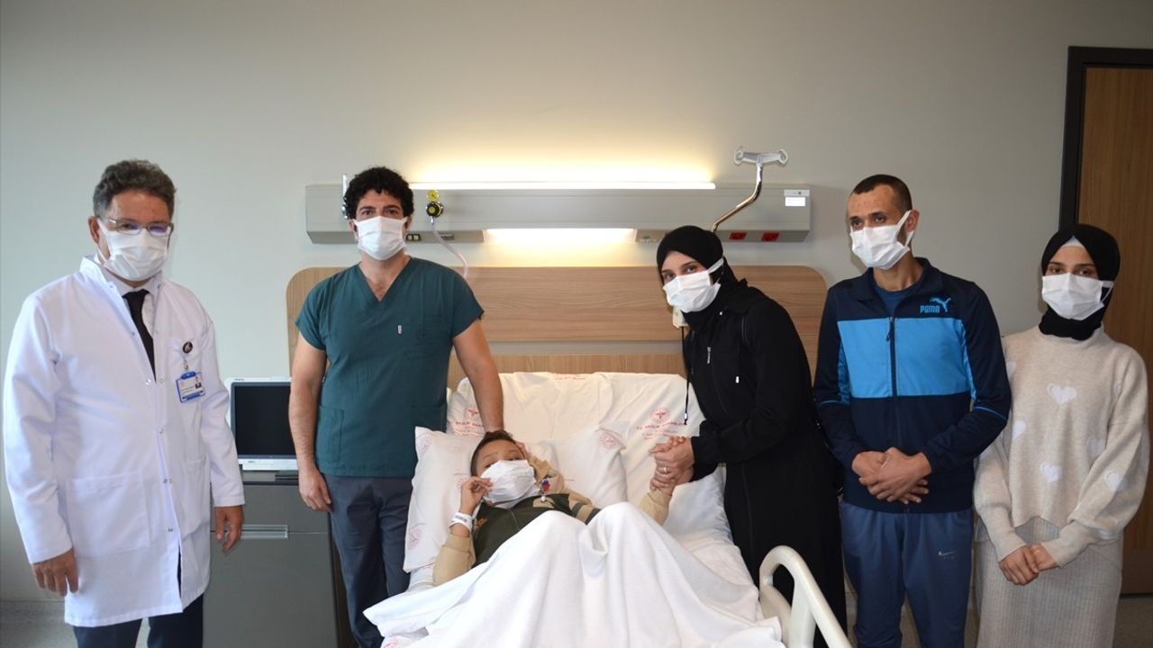 Bursa'da 9 Yaşındaki İdo, Babasından Alınan Böbrekle Hayata Tutundu