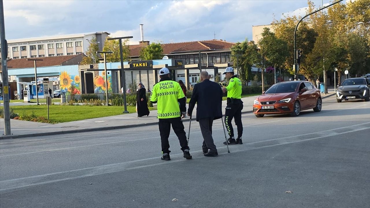 Bursa'da Trafik Polisi Yaşlıya Yardım Eli Uzattı
