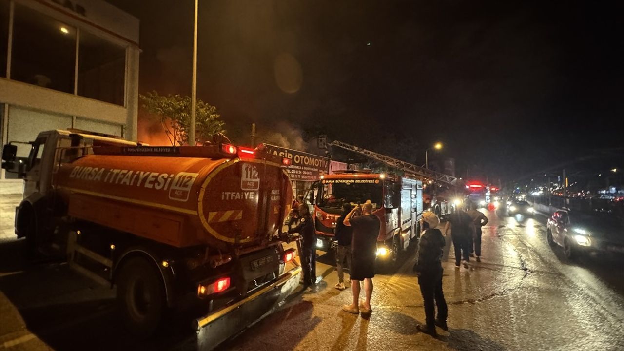 Bursa'da Yedek Parça İş Yerinde Yangın Kontrol Altına Alındı