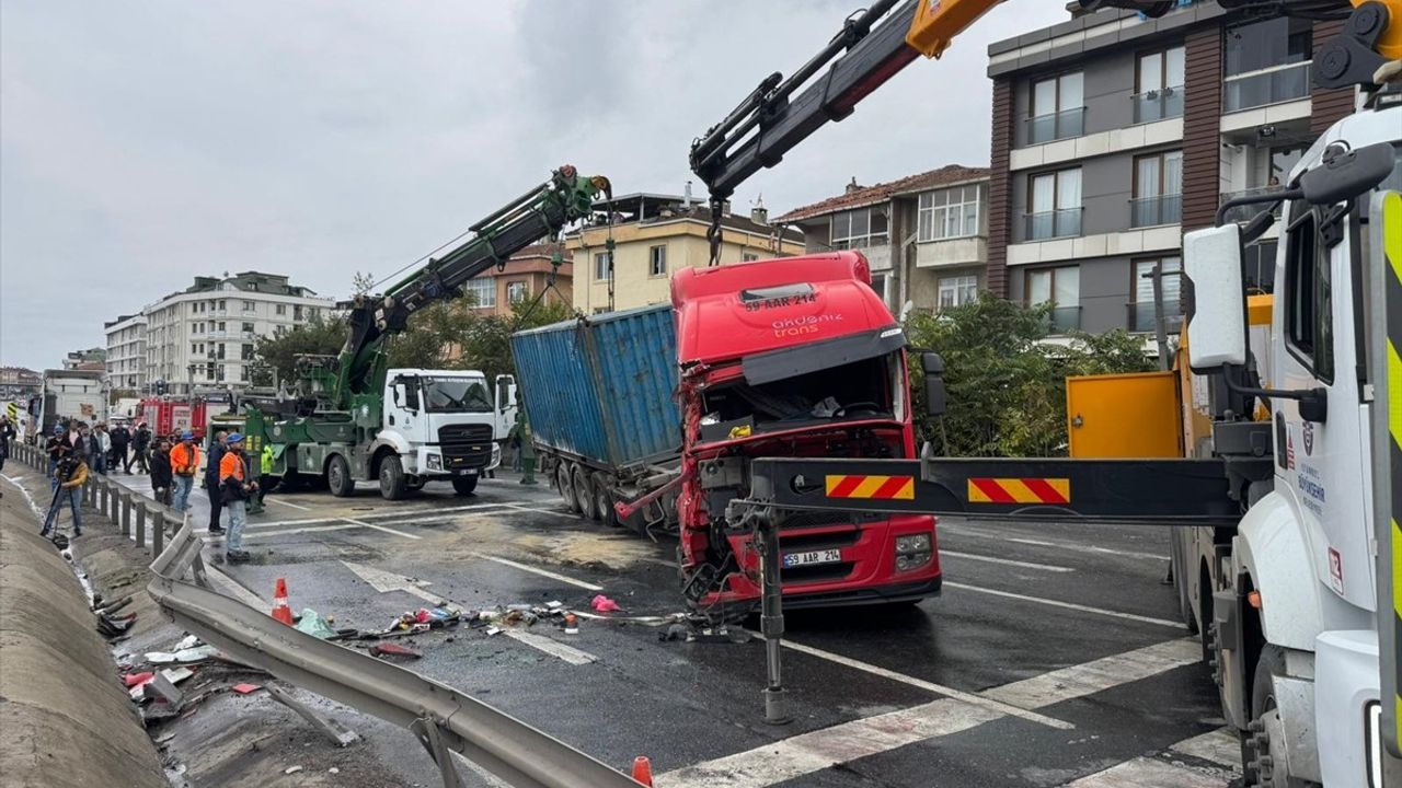 Büyükçekmece'de Devrilen Tır Trafiği Etkiledi