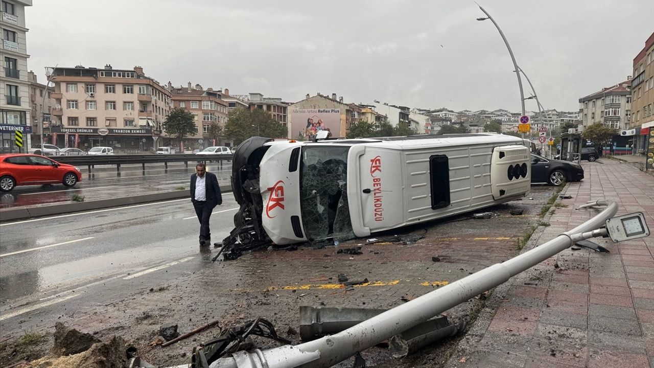Büyükçekmece'de Minibüs Devrildi, İki Yaralı