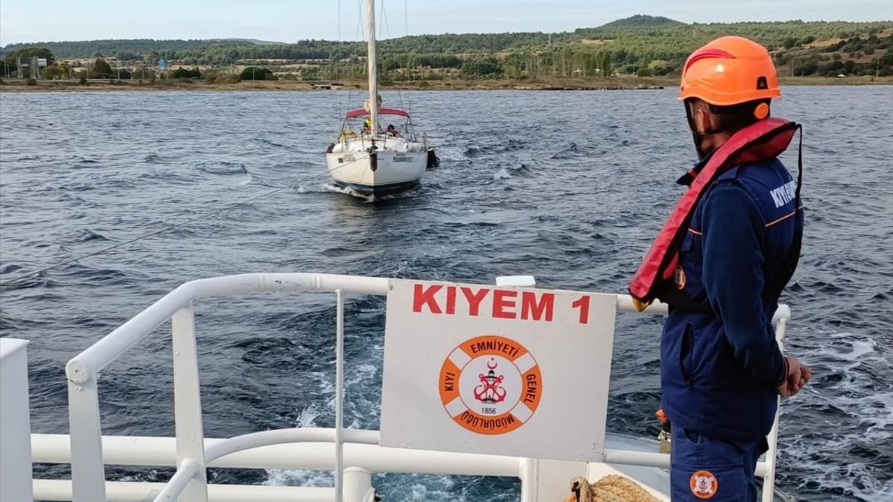 Çanakkale Boğazı'nda Sürüklenen Tekne Başarıyla Kurtarıldı