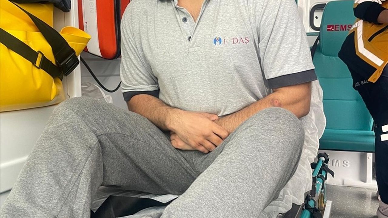 Çanakkale Boğazı'nda Yüzerek Yardım Bekleyen Yabancı Uyruklu Kişi Kurtarıldı