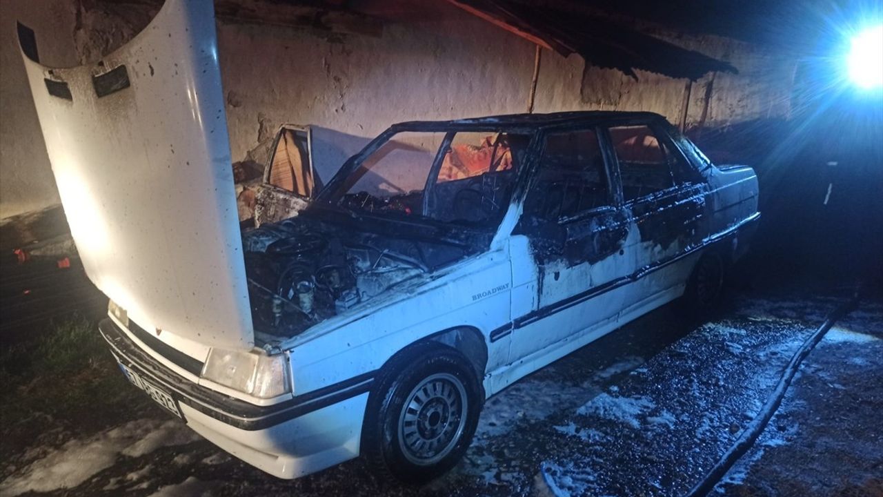 Çankırı'da İki Araç Aynı Kişinin Sahipliğinde Yanarak Kullanılamaz Hale Geldi