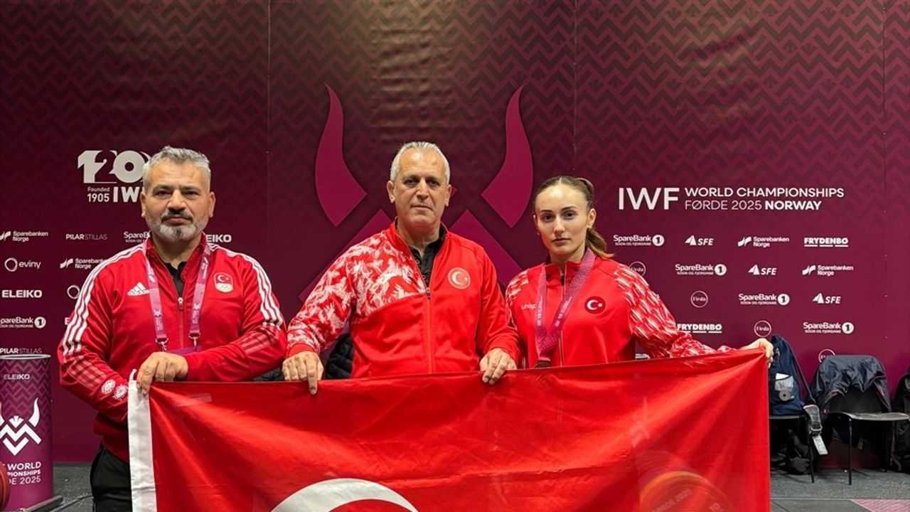 Cansel Özkan Dünya Halter Şampiyonası'nda Bronz Madalya Kazandı