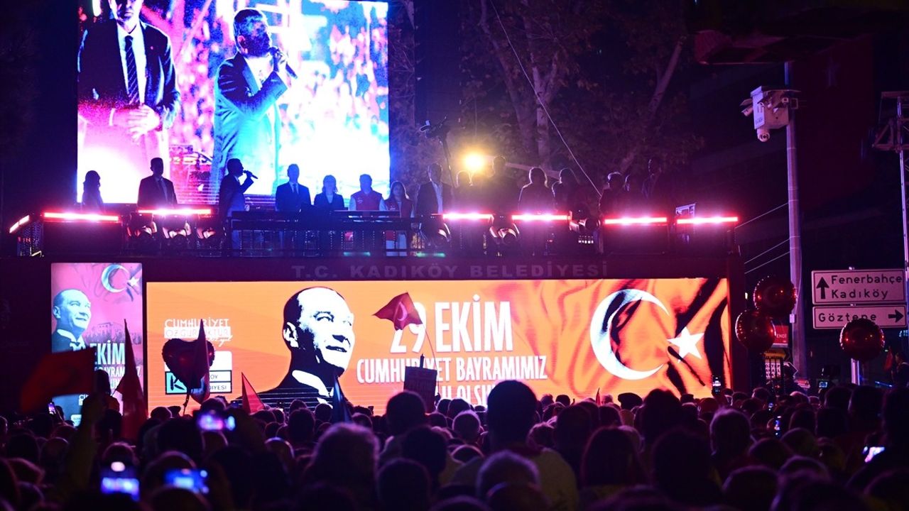 CHP Genel Başkanı Özel'den 29 Ekim Cumhuriyet Yürüyüşü'nde Anlamlı Mesajlar