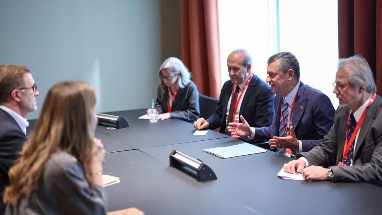 CHP Genel Başkanı Özgür Özel, Amsterdam'daki Avrupa Sosyalist Partisi Kongresi'nde