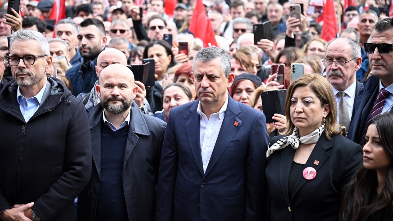 CHP Genel Başkanı Özgür Özel Avrupa'daki Gençlere Seslendi