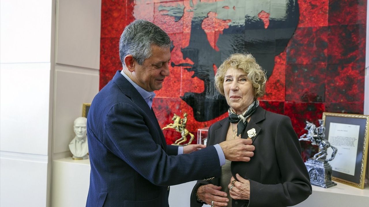 CHP Genel Başkanı Özgür Özel, Ayşe Kulin'i Kabul Etti
