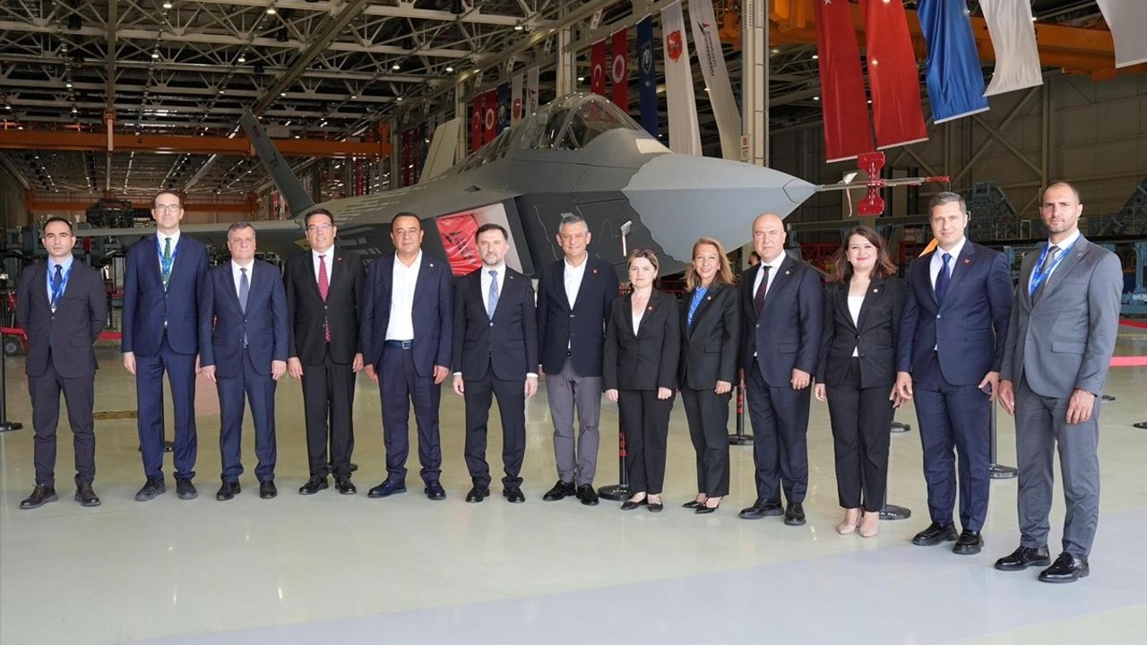 CHP Genel Başkanı Özgür Özel, Milli Muharip Uçak KAAN'a Destek Verdi