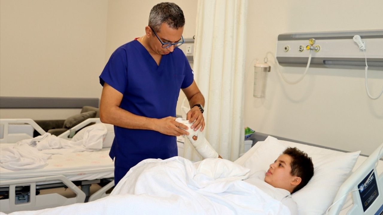 Çocuk Hastanın Kopan Parmakları Başarılı Ameliyatla Yeniden Dikildi