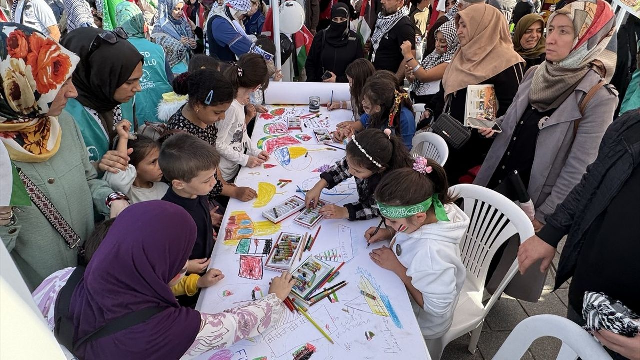 Çocukların Gazze'ye İlişkin Resimleri Eminönü'nde Sergilendi