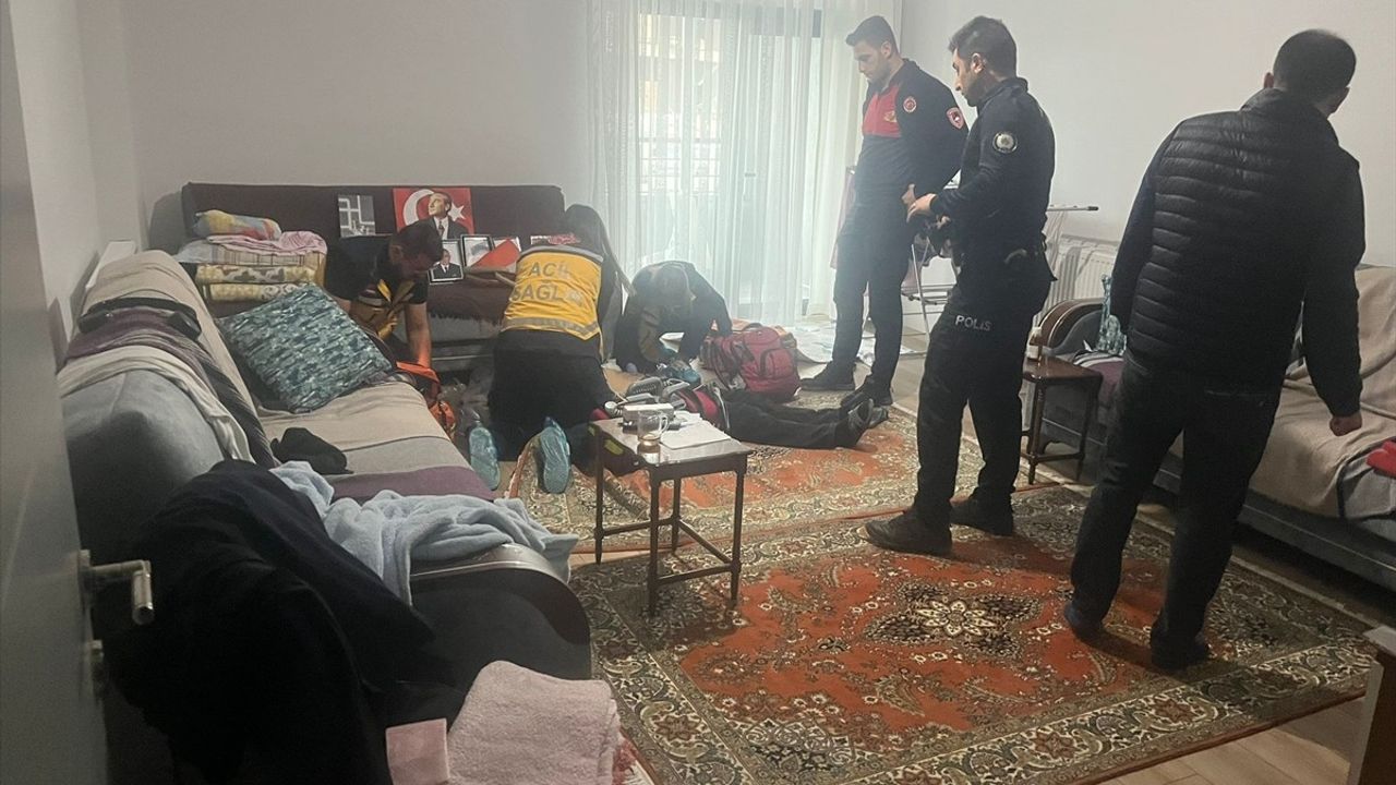 Çorum'da Kalp Krizi Geçiren Osman Topuksak'a Sağlık Ekibi Pencereden Müdahale Etti