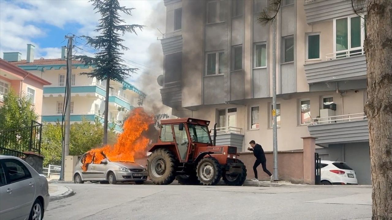 Çorum'da Otomobil Yangını: Dini Nikahlı Kadın Kaçtı