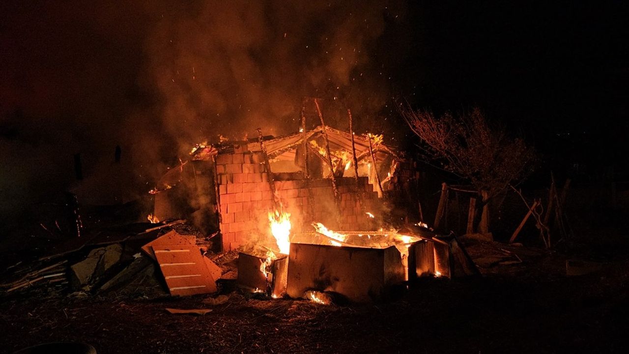 Çorum'daki Yangında 7 Kişi Dumandan Etkilendi