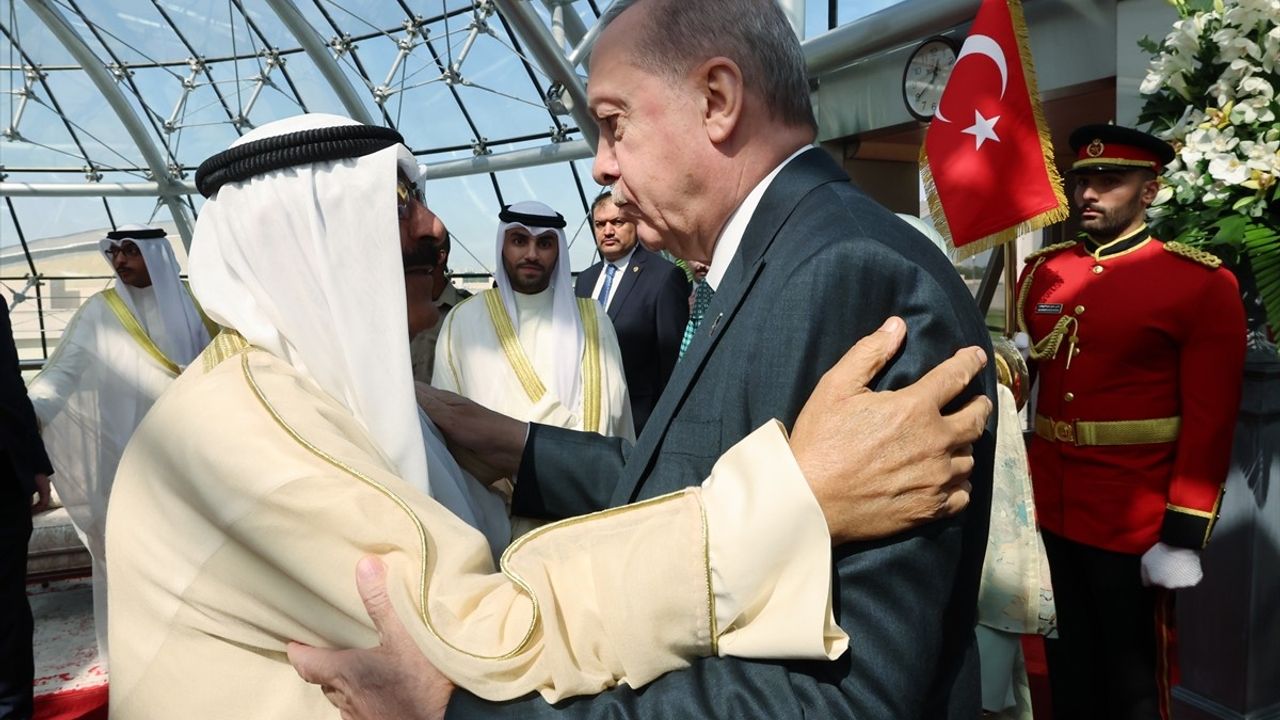 Cumhurbaşkanı Erdoğan, Kuveyt'te Resmi Temaslarda Bulundu
