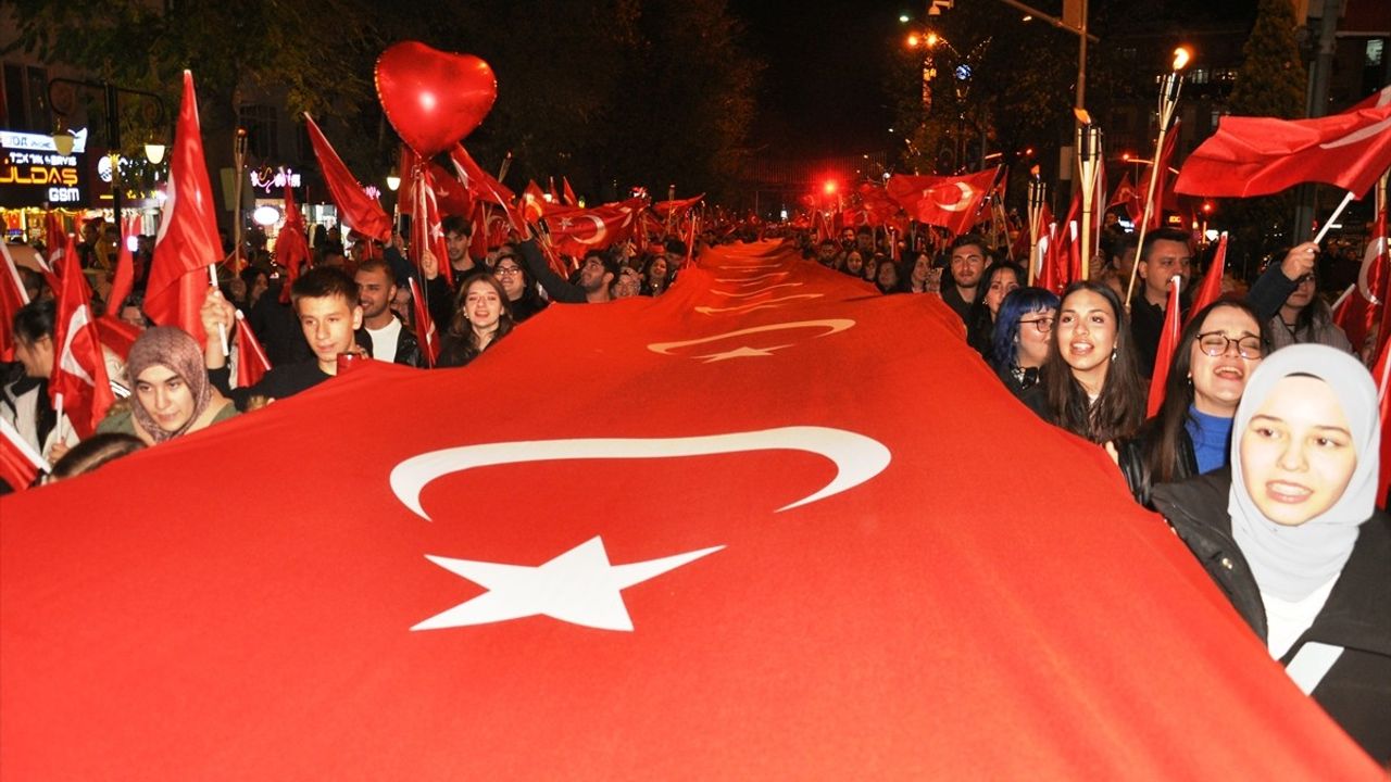 Cumhuriyet Bayramı Kutlamaları: Kütahya ve Çanakkale'de Fener Alayı Coşkusu