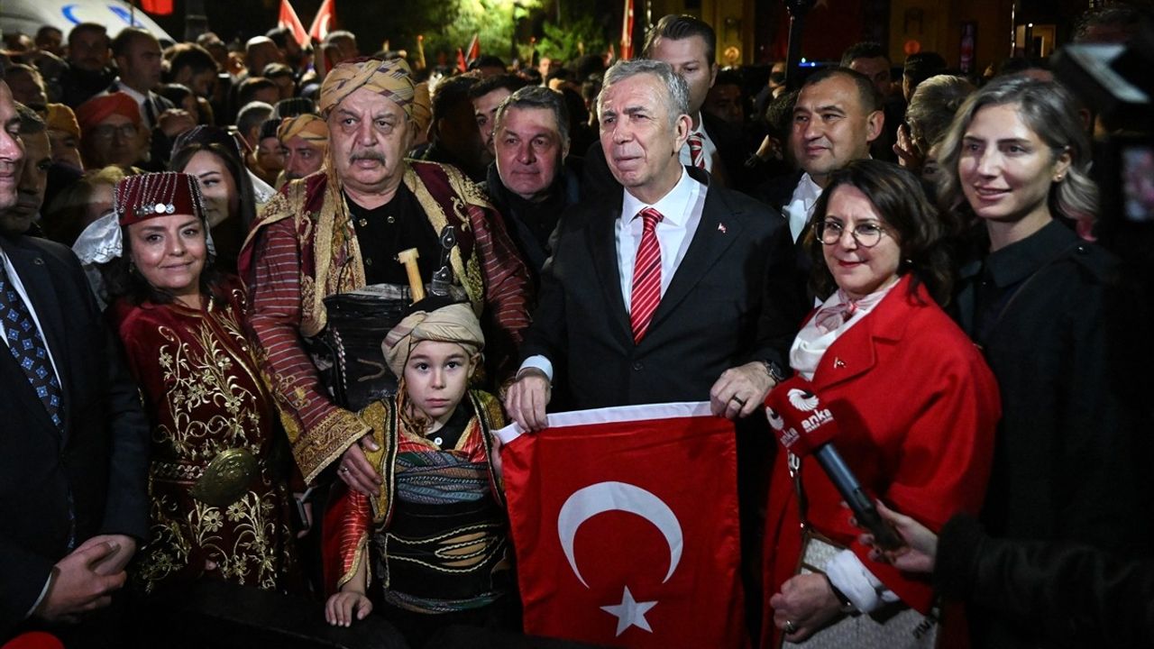 Cumhuriyet Bayramı'nda Coşkulu Fener Alayı