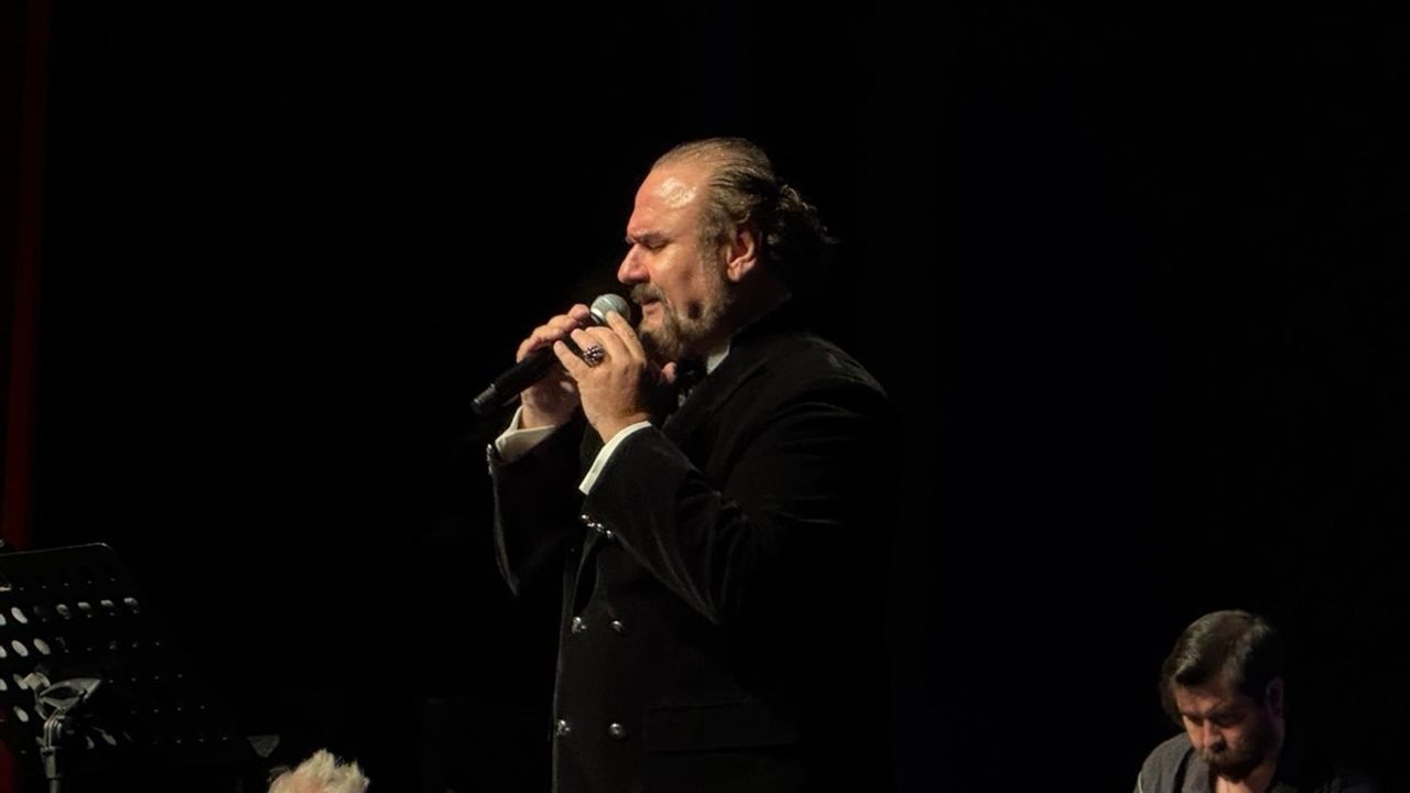 Cumhuriyet Konseri'nde Hakan Aysev Rüzgarı