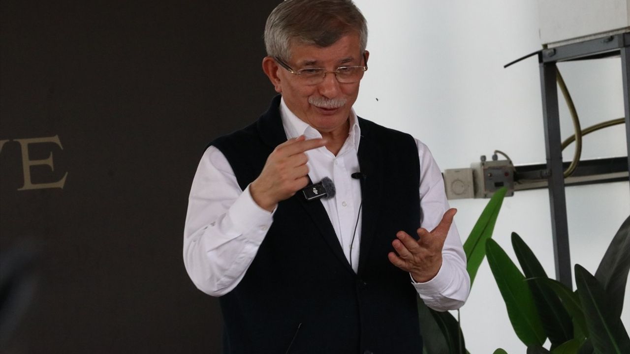 Davutoğlu'ndan Gazze Mesajı: 'İnsanlığın Yüreği Gazze İle Atıyor'