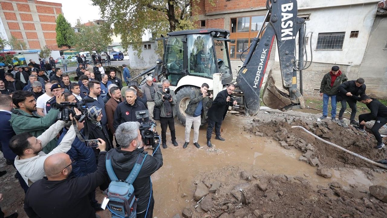 Deprem Sonrası İçişleri Bakanı Yerlikaya'nın Sındırgı Ziyareti