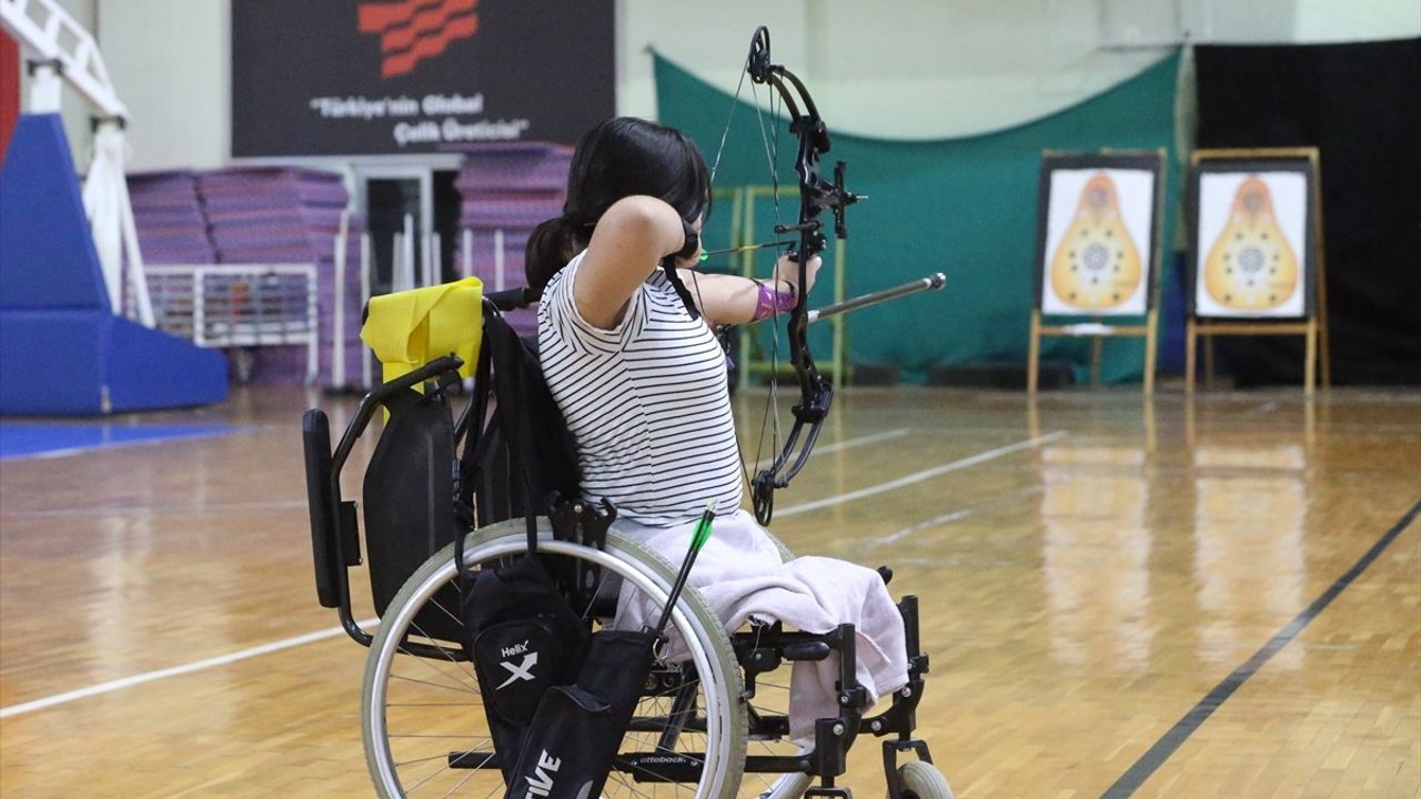 Depremden Sonra Hedefi Türkiye Şampiyonluğu Olan Para Okçu Feyza Nur Yakar