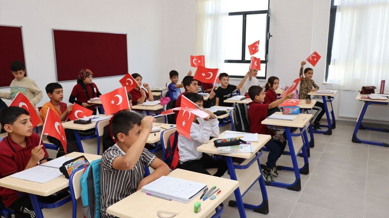 Diyarbakır'da Jandarmadan Öğrencilere Cumhuriyet Bayramı Sürprizi