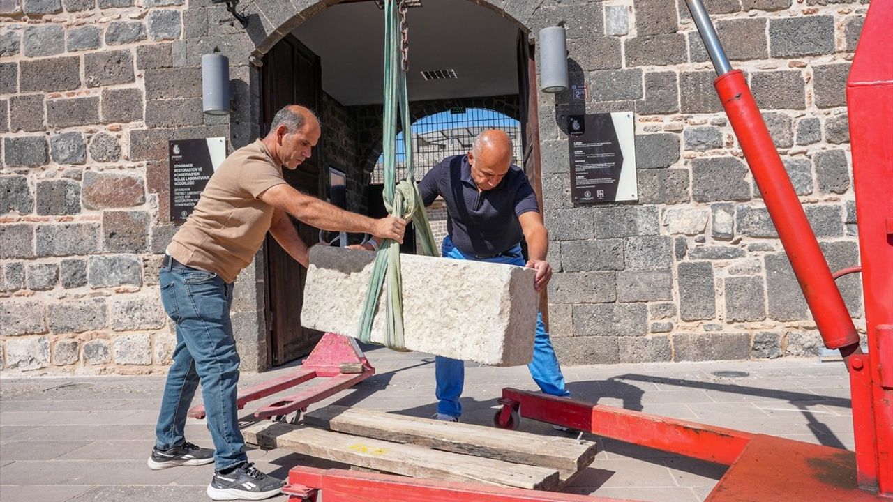 Diyarbakır'da Tarihi Mezar Kapağı İnceleniyor