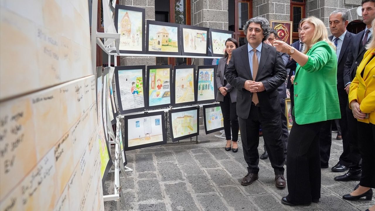 Diyarbakır'da Tutuklu Çocukların Sanat Sergisi Açıldı