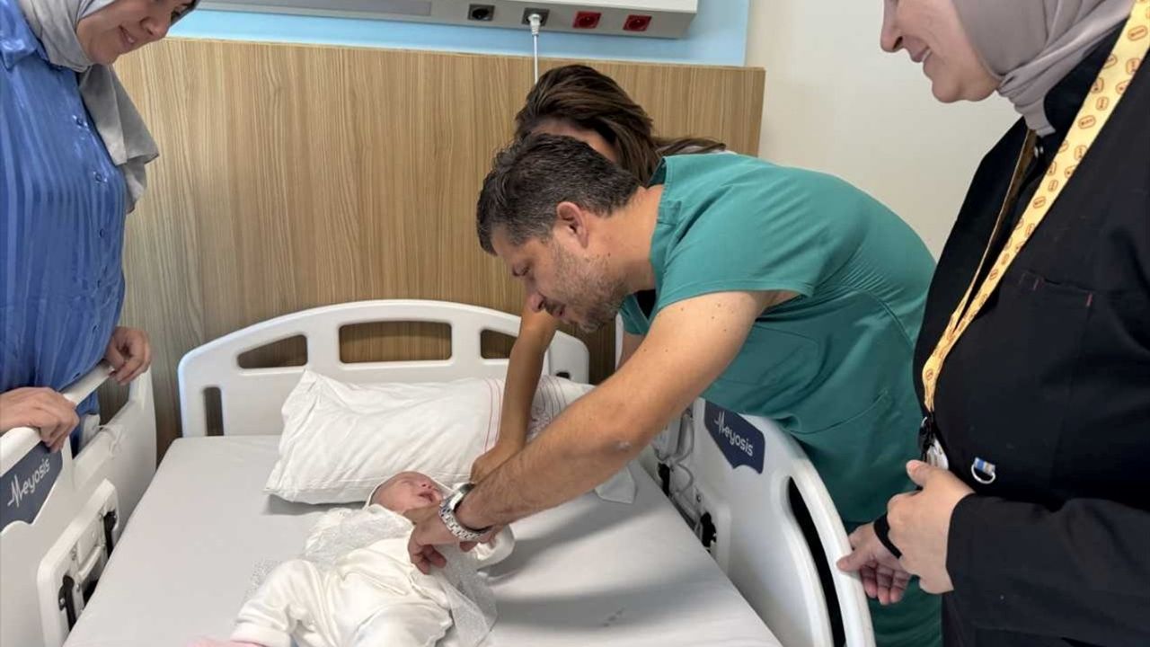 Doğuştan Göğüs Kemiği Olmayan Eylüle 'İman Tahtası' Yapıldı