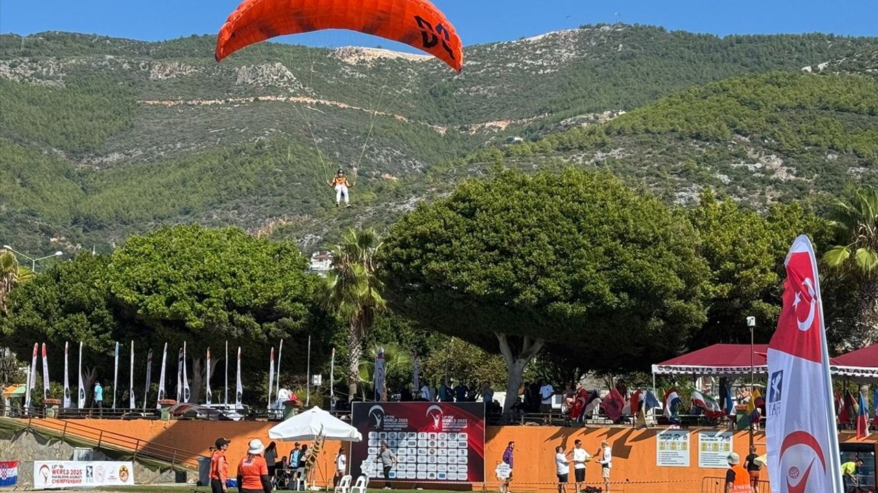 Dünya Yamaç Paraşütü Hedef Şampiyonası Antalya'da Devam Ediyor