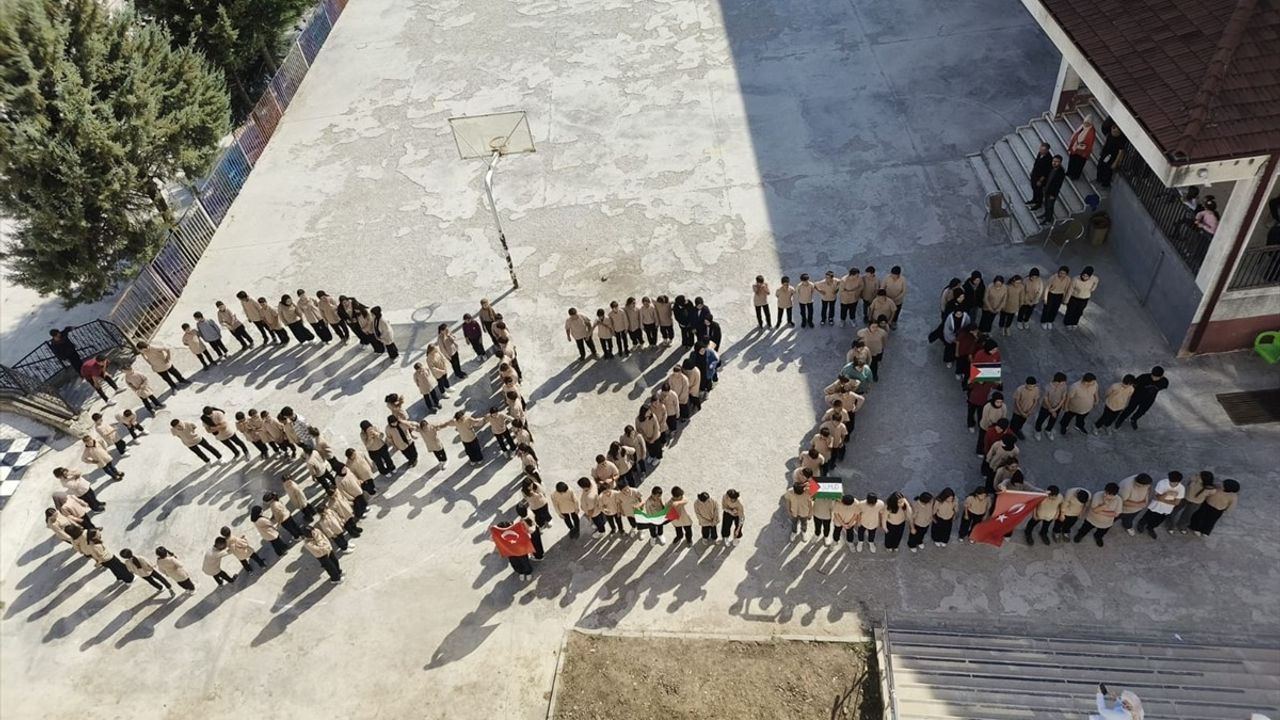 Düzce Öğrencilerinden Küresel Sumud Filosu'na Destek Gösterisi