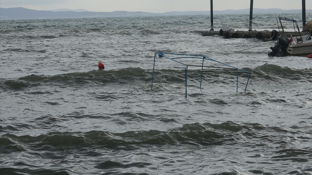 Edremit Körfezi'nde Lodos, Balıkçı Teknelerini Batırdı