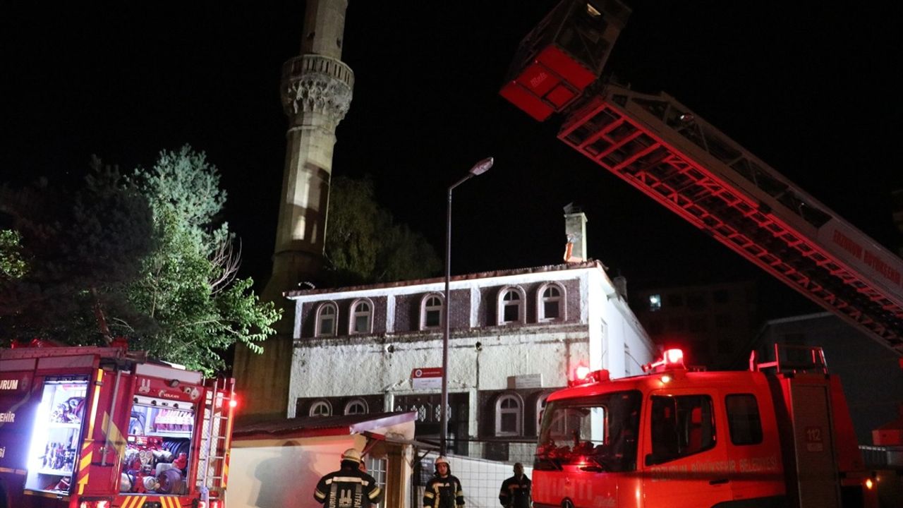 Erzurum'daki Tarihi Cami yangını Kontrol Altına Alındı