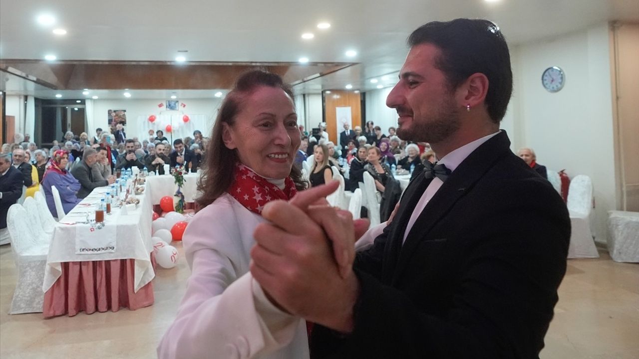 Etiler Huzurevi'nde Cumhuriyet Balosu Coşkusu