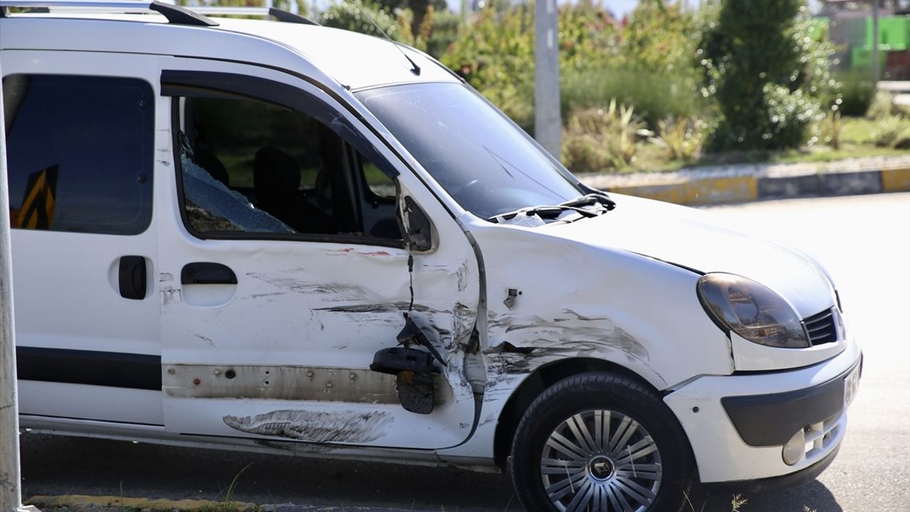 Fethiye'de Ambulansla Hafif Ticari Araç Çarpıştı, İki Yaralı