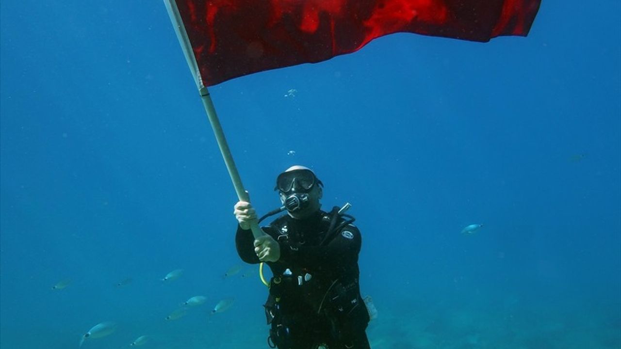 Fethiye'de Cumhuriyet Bayramı Su Altında Kutlandı