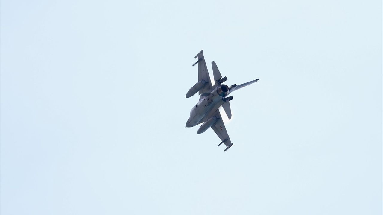 Fethiye'de F-16 Gösteri Uçuşu Heyecanı