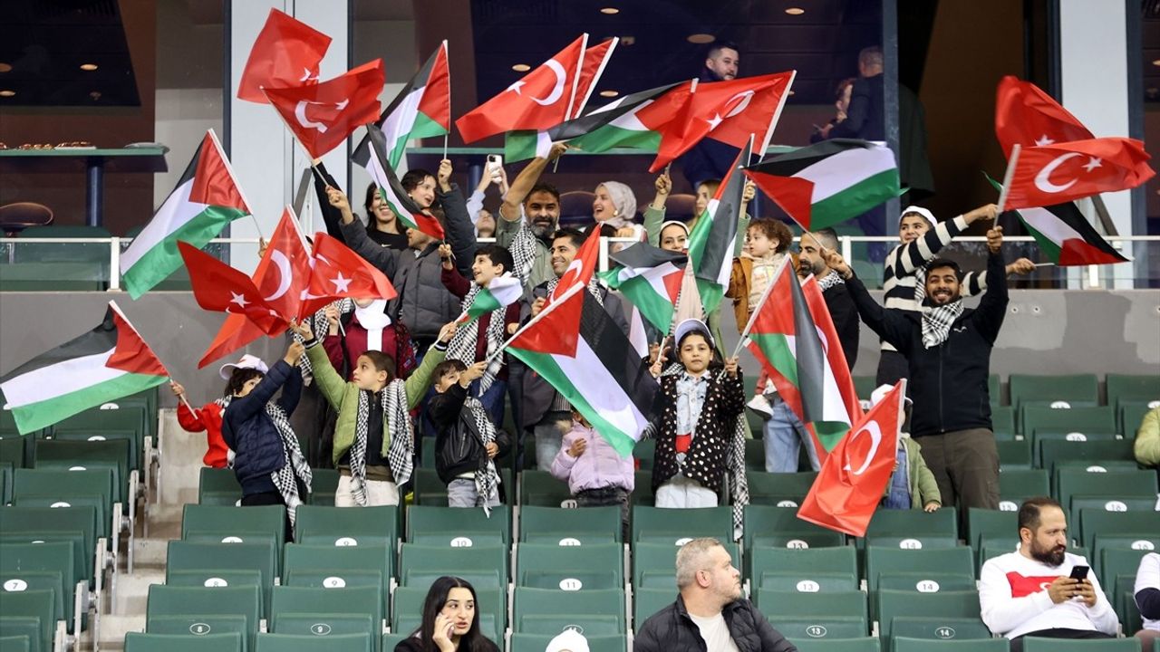 Filistinli Çocuklar Türkiye-Gürcistan Maçında