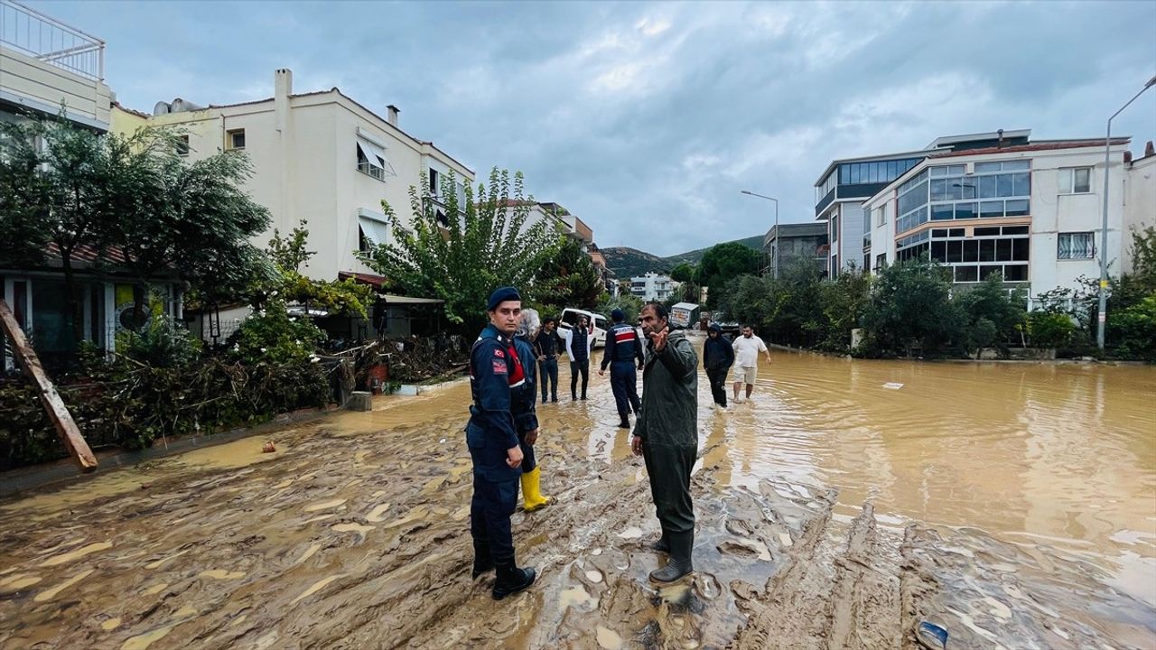 Foça'da Şiddetli Yağış Hayatı Olumsuz Etkiledi