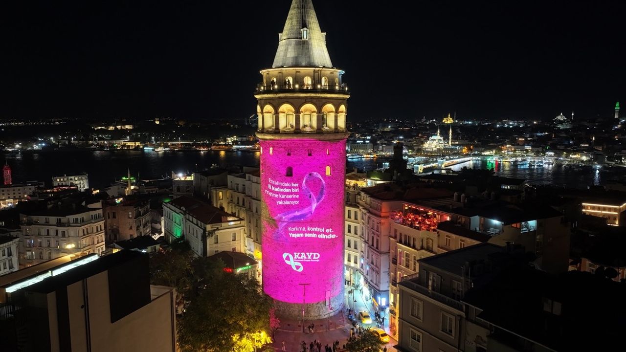 Galata Kulesi, Meme Kanserine Dikkat Çekmek İçin Pembe Işıkla Aydınlatıldı