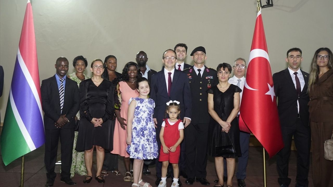 Gambiya'da Cumhuriyet'in 102. Yılı Kutlandı